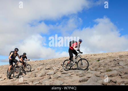 Mountainbiker auf Hochland Weg auf dem Weg nach Ben Macdui, Cairngorms National Park, Scotland, UK, August. Stockfoto