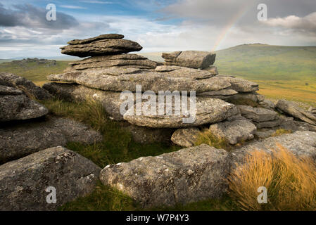 Große Heften Tor im Abendlicht mit Regenbogen, Nationalpark Dartmoor, Devon, Großbritannien. August 2012. Stockfoto