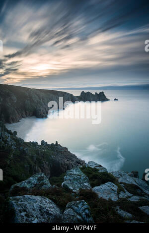 Pednvounder Strand und Logan's Rock bei Sonnenaufgang, Treen, West Cornwall, UK. Oktober 2012. Stockfoto