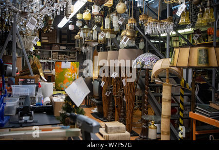 Potsdam, Deutschland. 05 Aug, 2019. Zahlreiche Möbelstücke und Einrichtungsgegenstände sind in den Requisiten Sammlung auf dem Gelände der Filmstudios Babelsberg gespeichert. Credit: Monika Skolimowska/dpa-Zentralbild/dpa/Alamy leben Nachrichten Stockfoto