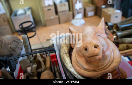 Potsdam, Deutschland. 05 Aug, 2019. Verschiedene Requisiten sind in den Requisiten Sammlung auf dem Gelände der Filmstudios Babelsberg gespeichert. Credit: Monika Skolimowska/dpa-Zentralbild/dpa/Alamy leben Nachrichten Stockfoto