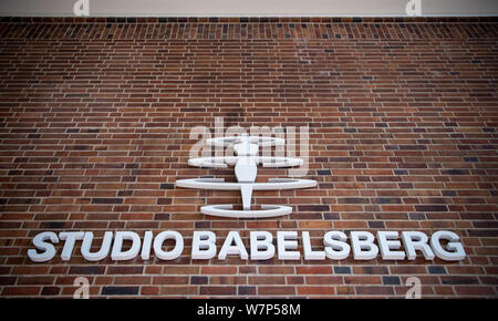 Potsdam, Deutschland. 05 Aug, 2019. Die Worte "Studio Babelsberg" und das Logo sind an einer Wand auf dem Gelände der Filmstudios. Credit: Monika Skolimowska/dpa-Zentralbild/dpa/Alamy leben Nachrichten Stockfoto