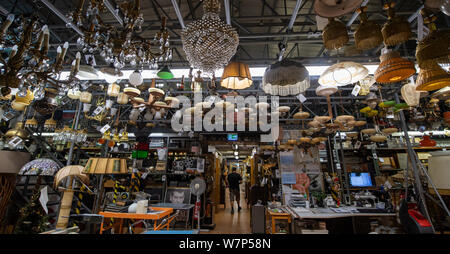 Potsdam, Deutschland. 05 Aug, 2019. Zahlreiche Möbelstücke und Einrichtungsgegenstände sind in den Requisiten Sammlung auf dem Gelände der Filmstudios Babelsberg gespeichert. Credit: Monika Skolimowska/dpa-Zentralbild/dpa/Alamy leben Nachrichten Stockfoto