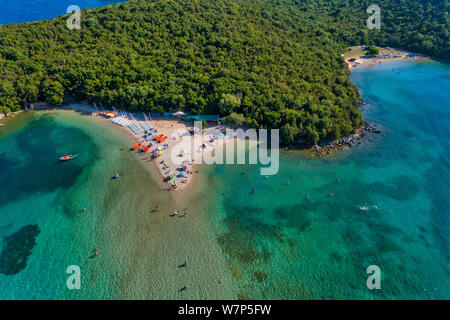 Aerial drone Vogelperspektive von Bella Vraka Strand mit türkisblauen Wasser in komplexen Inseln in Sivota, Ionisches Meer, Epirus, GRIECHENLAND Stockfoto