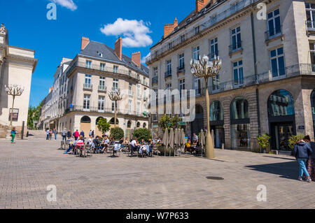 Nantes, Frankreich - Mai 12, 2019: Touristen in ein Cafe im Freien auf dem Platz Place Graslin in der Nähe der Oper entspannen Sie sich in der Stadt von Nantes, Frankreich Stockfoto