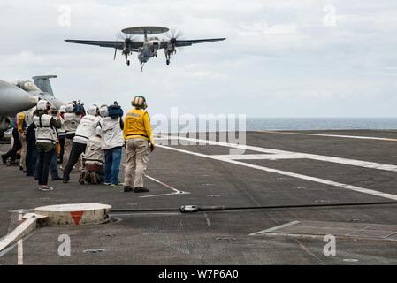 190806-N-CL 027-1346 SOUTH CHINA SEA (6. August 2019) Sehr geehrte Besucher beobachten als E2-D Hawkeye von Airborne Early Warning Squadron (VAW) 125 landet auf dem Flugdeck der Marine vorwärts - bereitgestellt Flugzeugträger USS Ronald Reagan (CVN 76) während einer Tour. Generalmajor Erickson Gloria, Stellvertretender Chef des Stabes, die Streitkräfte der Philippinen, und Herr Toby Purisima, den Philippinen", Assistant Secretary der zivilen Verteidigung, waren unter den bemerkenswerten Besucher auf das Schiff. Die anhaltende US-philippinischen Beziehung ist eine Heftklammer von Frieden und Sicherheit in einem freien und offenen indopazifischen Region. Ronald Reagan, Th Stockfoto