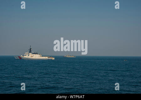 190806-N-FV 739-0203 JAVA SEA (Aug. 6, 2019) Segler auf die Unabhängigkeit zugeordnet - Variante Littoral Combat Ship USS Montgomery (LCS 8) Navigieren Sie eine starre - Rumpf Schlauchboot auf dem Weg zur Legende - Klasse Coast Guard Cutter USCG Stratton (WMSL 752) Während eines Besuchs, Board, Durchsuchung und Beschlagnahme Übung als Teil der Zusammenarbeit flott Bereitschaft und Weiterbildung (CARAT) Indonesien 2019. In diesem Jahr ist der 25. Iteration von Karat, einer multinationalen Übung fördern Fähigkeiten USA und Partner Seestreitkräfte" zusammen als Reaktion auf die traditionellen und nicht-traditionellen maritimen Herausforderungen an die Sicherheit in den Indo zu bedienen Stockfoto