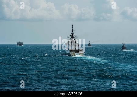 190805-N-FV 739-0174 JAVA SEA (Aug. 5, 2019) Die Legende - Klasse Coast Guard Cutter WMSL USCGC Stratton (752), Center, Transits mit USA und indonesische Marine Schiffe für einen Nachschub-auf-see Übung während der Zusammenarbeit flott Bereitschaft und Weiterbildung (CARAT) Indonesien 2019. In diesem Jahr ist der 25. Iteration von Karat, einer multinationalen Übung fördern Fähigkeiten USA und Partner Seestreitkräfte" zusammen als Reaktion auf die traditionellen und nicht-traditionellen maritimen Herausforderungen an die Sicherheit in der indopazifischen Region zu betreiben. (U.S. Marine Foto von Mass Communication Specialist 2. Klasse Christopher A. Veloic Stockfoto