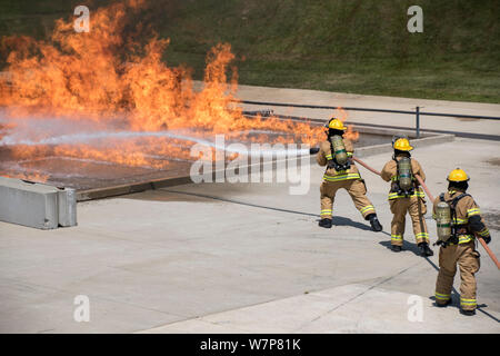 Mitglieder der 121 Luftbetankung Flügel Feuerwehr Zug mit einer live fire Übung während der Wachsam Guard 19-4, in Reynoldsburg, Ohio, Aug 5, 2019, an der Ohio Brand Academy in Reynoldsburg, Ohio. Wachsam Guard bringt über 3.000 Mitarbeiter aus über 90 lokalen, staatlichen und föderalen Agenturen zu trainieren und Disaster Response Fähigkeiten in die größte Übung dieser Art in der Geschichte des Landes zu entwickeln. (U.S. Air National Guard Foto von Tech. Sgt. Joe Harwood) Stockfoto