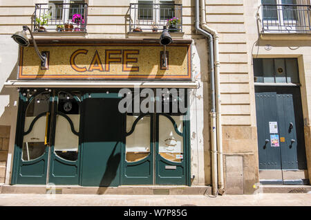 Nantes, Frankreich - Mai 12, 2019 - Café auf der Straße im historischen Zentrum von Nantes, Frankreich Stockfoto