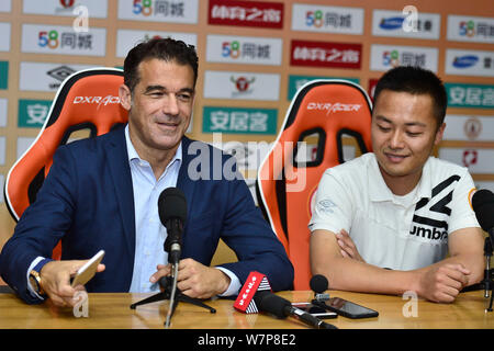 Spanischer Fußballspieler Luis Garcia Plaza im Ruhestand, Links, nimmt an einer Pressekonferenz in Peking Renhe während der 2017 chinesischen Fußballverband Kinn Stockfoto