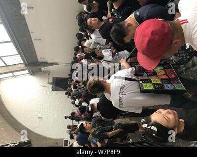 Kunden Schlange vor einer Boutique Louis Vuitton (LV) Verkauf von neuen Louis Vuitton x Höchste Erhebung in Peking, China, 30. Juni 2017. Supr Stockfoto