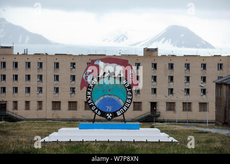 Ruinen der Sowjetischen Coal Mine Stadt Pyramiden, 1998 aufgegeben, Svalbard, Norwegen, Juli 2011 Stockfoto