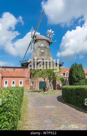 Windmühle in Pewsum, Ostfriesland, Niedersachsen Deutschland Stockfoto