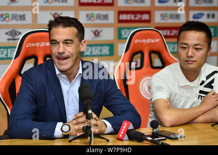 Spanischer Fußballspieler Luis Garcia Plaza im Ruhestand, Links, nimmt an einer Pressekonferenz in Peking Renhe während der 2017 chinesischen Fußballverband Kinn Stockfoto