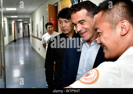 Pensionierte spanischer Fußballspieler Luis Garcia Plaza, Mitte, Besuche der Fußballverein von Peking Renhe in Peking, China, 12. Juni 2017. Madrid Coach L Stockfoto