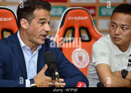 Spanischer Fußballspieler Luis Garcia Plaza im Ruhestand, Links, nimmt an einer Pressekonferenz in Peking Renhe während der 2017 chinesischen Fußballverband Kinn Stockfoto