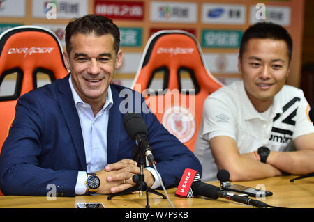 Spanischer Fußballspieler Luis Garcia Plaza im Ruhestand, Links, nimmt an einer Pressekonferenz in Peking Renhe während der 2017 chinesischen Fußballverband Kinn Stockfoto