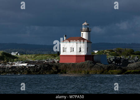 Der Coquille Fluss Leuchtturm in Bullards Beach State Park, mit dunklen Wolken, Bandon, Oregon, USA, Juni 2012 Stockfoto