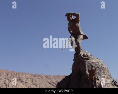 Blick auf eine Skulptur des Monkey King am Fuße des Huoyan (Flaming) Berg in Turpan Becken, im Nordwesten Chinas Xinjiang Uygur autonomen Regio Stockfoto