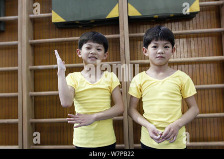 Die jungen chinesischen Jungen sind dargestellt in einem Gymnastik- und Tauchen Training Center in Nanchang City, der ostchinesischen Provinz Jiangxi, 26. Mai 2017. Kinder als Stockfoto