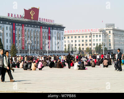 Menschen in Kim Il Sung Platz in der Hauptstadt Pjöngjang, der Demokratischen Volksrepublik Korea (DVRK), Nordkorea 2012 Stockfoto