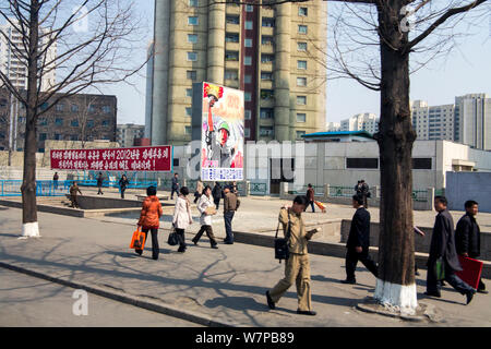 Typische Urban Street Szene in der Hauptstadt Pjöngjang, der Demokratischen Volksrepublik Korea (DVRK), Nordkorea 2012 Stockfoto