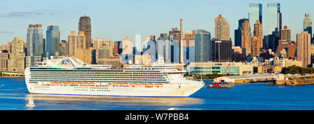 Panoramablick auf Luxusliner infront von Midtown Manhattan über den Hudson River, New York, USA, Oktober 2011 Stockfoto