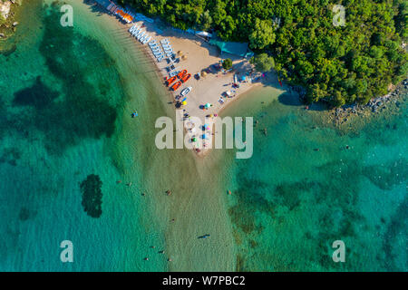 Aerial drone Vogelperspektive von Bella Vraka Strand mit türkisblauen Wasser in komplexen Inseln in Sivota, Ionisches Meer, Epirus, GRIECHENLAND Stockfoto