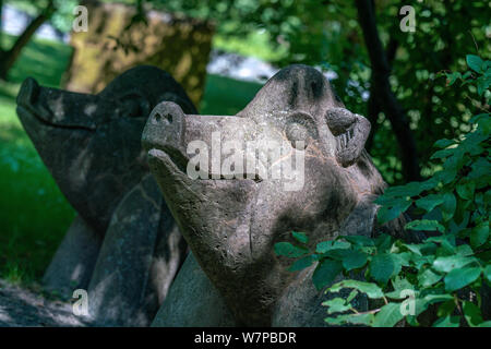 Berlin-Marzahn, Deutschland - Juli 18, 2019: Stein Skulptur von einem Eber in einem Park Stockfoto