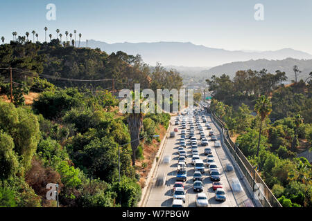 Viel Verkehr auf der Pasadena Freeway, CA Highway 110, führend in der Innenstadt von Los Angeles, Kalifornien, USA, Juni 2011 Stockfoto