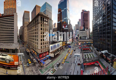Weitwinkel Blick auf den Broadway Richtung Times Square, Manhattan, New York, USA 2011 auf der Suche Stockfoto