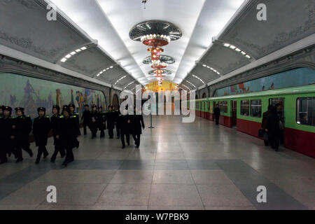 Punhung Bahnhof, einem der vielen 100 Meter tiefen U-Bahn Stationen in Pjöngjang U-Bahn Netz, Pjöngjang, der Demokratischen Volksrepublik Korea (DVRK), Nordkorea 2012 Stockfoto