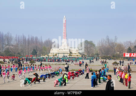 Kinder üben Gymnastik/Mass Games außerhalb des Grand Theatre, hamhung, der Demokratischen Volksrepublik Korea (DVRK), Nordkorea 2012 Stockfoto