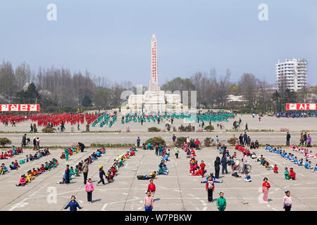 Kinder üben Mass Games außerhalb des Grand Theatre, hamhung, der Demokratischen Volksrepublik Korea (DVRK), Nordkorea 2012 Stockfoto