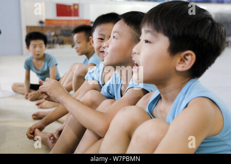 Die jungen chinesischen Jungen sind dargestellt in einem Gymnastik- und Tauchen Training Center in Nanchang City, der ostchinesischen Provinz Jiangxi, 26. Mai 2017. Kinder als Stockfoto