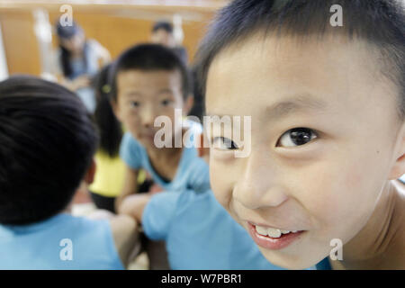 Die jungen chinesischen Jungen sind dargestellt in einem Gymnastik- und Tauchen Training Center in Nanchang City, der ostchinesischen Provinz Jiangxi, 26. Mai 2017. Kinder als Stockfoto