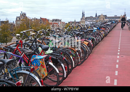 Fahrradständer in zentralen Amsterdam vor dem Hauptbahnhof, Holland, Niederlande, 2007 Stockfoto