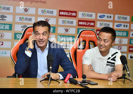 Spanischer Fußballspieler Luis Garcia Plaza im Ruhestand, Links, nimmt an einer Pressekonferenz in Peking Renhe während der 2017 chinesischen Fußballverband Kinn Stockfoto