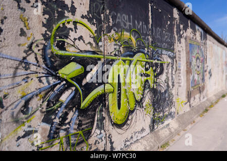 Ehemalige Abschnitt der Berliner Mauer, der Blick aus dem ehemaligen Osten Berlin. Auch die East Side Gallery genannt, weil er von vielen internationalen Künstler, Berlin gemalt wurde, Deutschland, 2007 Stockfoto