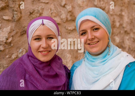 Muslimische Frauen tragen traditionelle Kleidung in der Altstadt von Mostar, Herzegowina, Bosnien und Herzegowina, Balkan 2007 Stockfoto