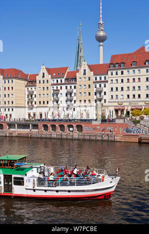 Tour Boot auf der Spree vor St. Nikolaus Viertel, Berlin, Deutschland, 2007 Stockfoto