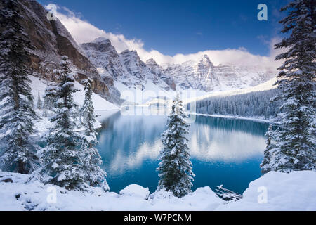 Wenkchemna Spitzen oder Ten Peaks Aufgang über Moraine Lake im Schnee, in der Nähe von Lake Louise, Banff Nationalpark, Alberta, Kanada, 2007 Stockfoto