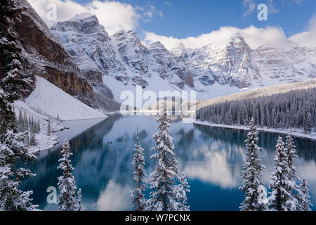 Wenkchemna Spitzen oder Ten Peaks Aufgang über Moraine Lake im Schnee, in der Nähe von Lake Louise, Banff Nationalpark, Alberta, Kanada, 2007 Stockfoto