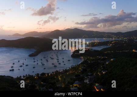 Ansicht in der Dämmerung über englischen Hafen und Nelson's Dockyard von Shirley Heights, Antigua, Antigua und Barbuda, Leeward Inseln, Kleine Antillen, Karibik, Westindien 2008 Stockfoto