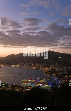 Ansicht in der Dämmerung über Charlotte Amalie und der Kreuzfahrtschiffe von Havensight, St. Thomas, US Virgin Islands, Leeward Inseln, Kleine Antillen, Karibik, Westindien 2008 Stockfoto