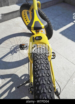 Ansicht eines fatbike mit übergroßen Reifen, auch als Fat oder Fat Tire Bike, der Chinesischen bike-sharing Service ofo, in Peking, China, 26. Juni 2017. Stockfoto