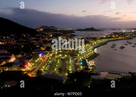 Erhöhte Blick über das französische Marigot von Fort St. Louis bei Dämmerung, St Martin, Leeward Inseln, Kleine Antillen, Karibik, Westindien 2008 Stockfoto