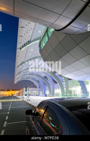 Stilvolle, moderne Architektur des neu eröffneten Terminal 3 am Dubai International Airport, Dubai, VAE, Vereinigte Arabische Emirate 2010