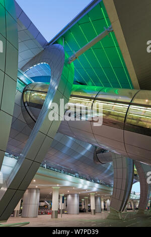 Stilvolle, moderne Architektur der 2010 eröffnete Terminal 3 am Dubai International Airport, Dubai, VAE, Vereinigte Arabische Emirate 2010